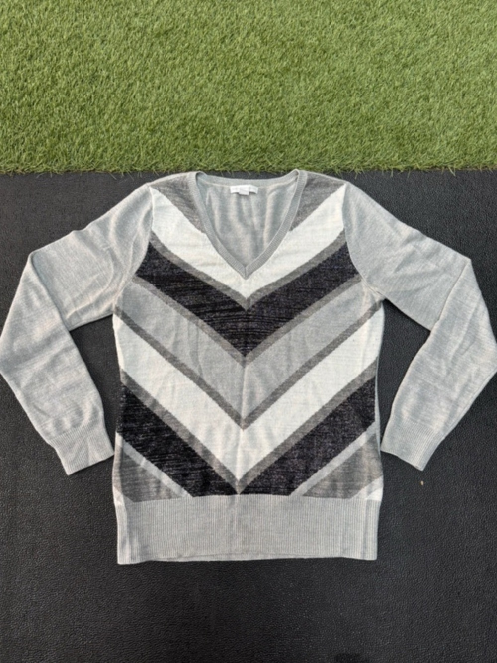 New York & Company Gray Chevron V-Neck Sweater